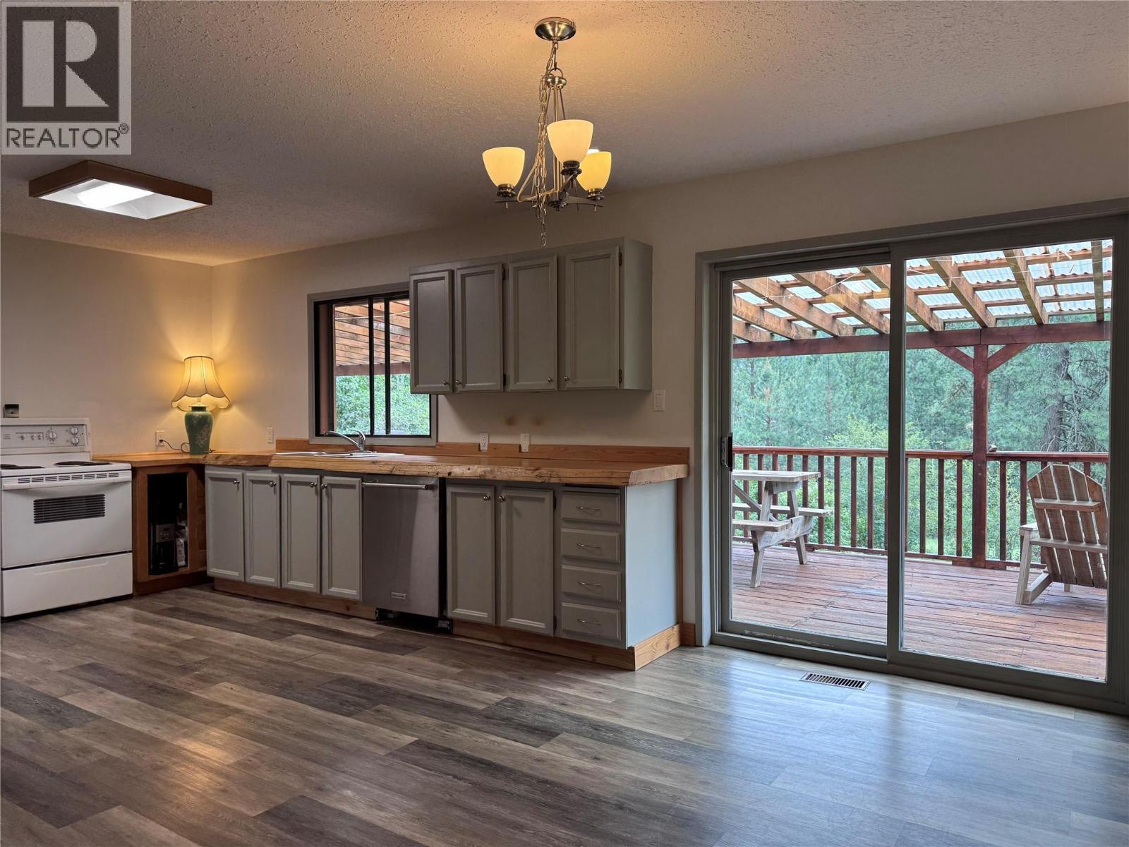 725 3 Highway, Cascade, BC