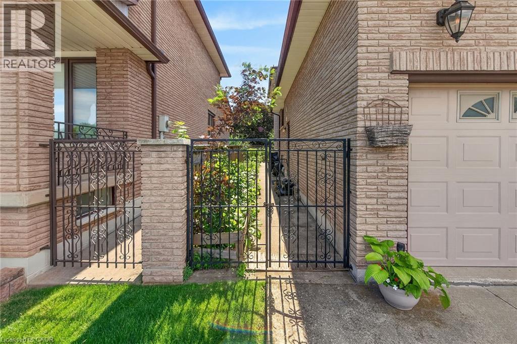 15 Ellen Avenue, Hamilton, ON
