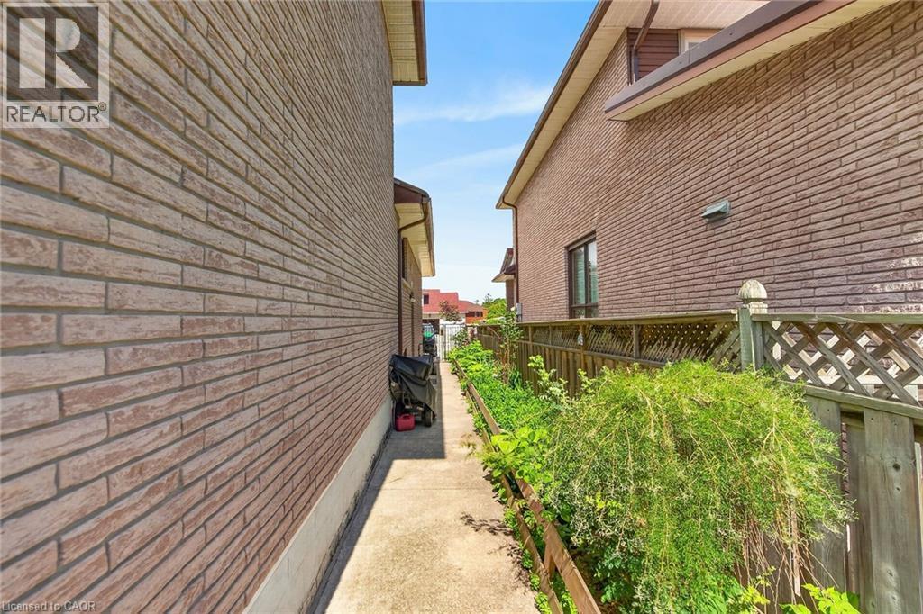 15 Ellen Avenue, Hamilton, ON