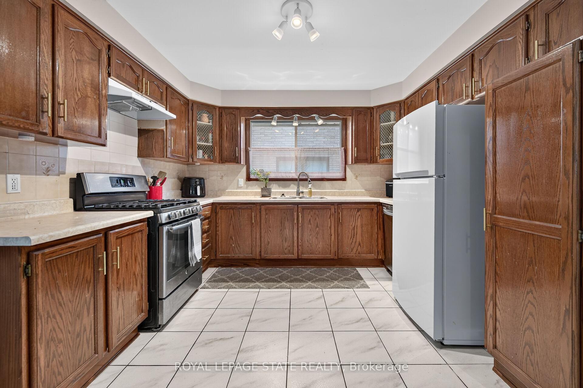 15 Ellen Avenue, Hamilton, ON