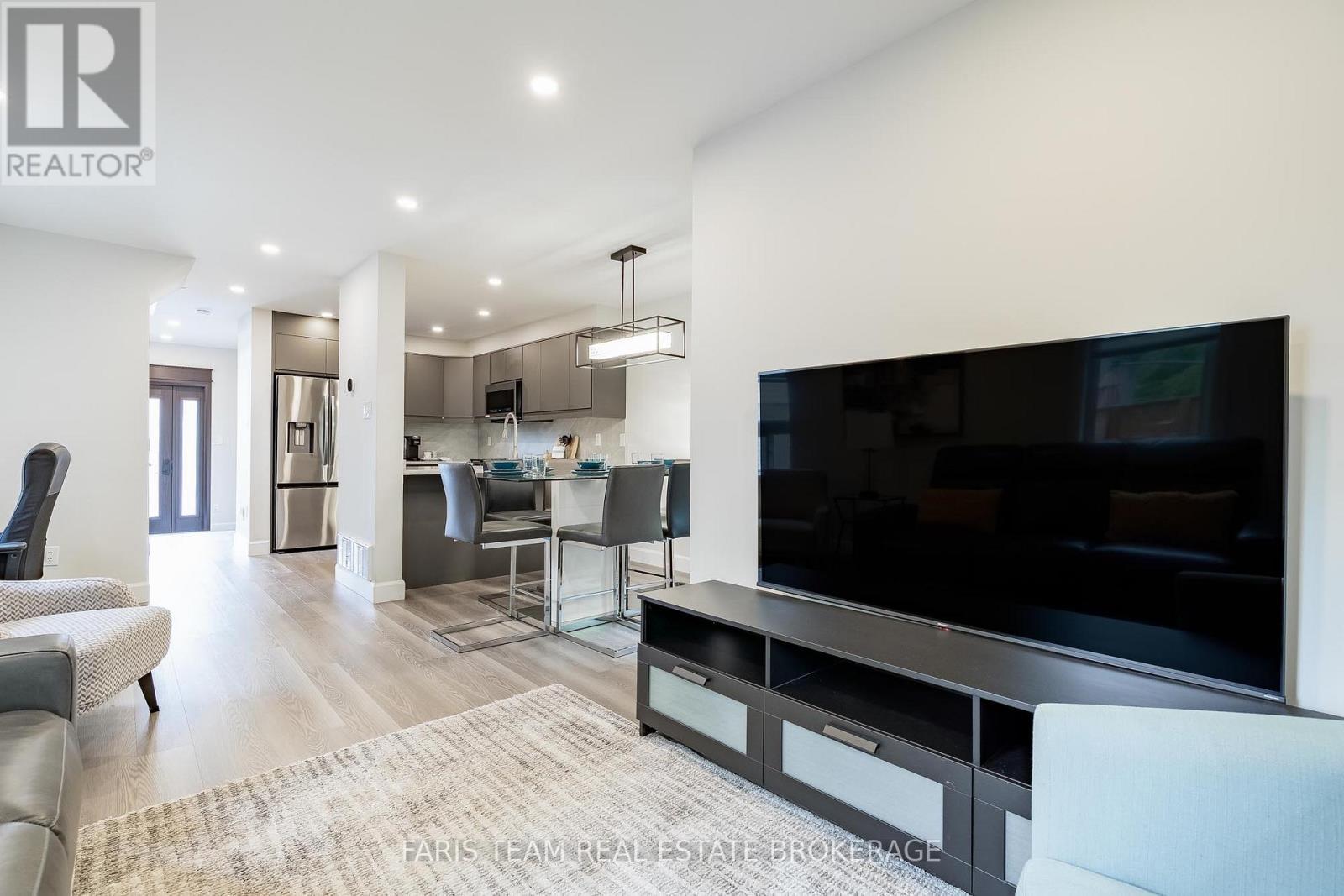 44 Hawthorne Crescent, Barrie, ON