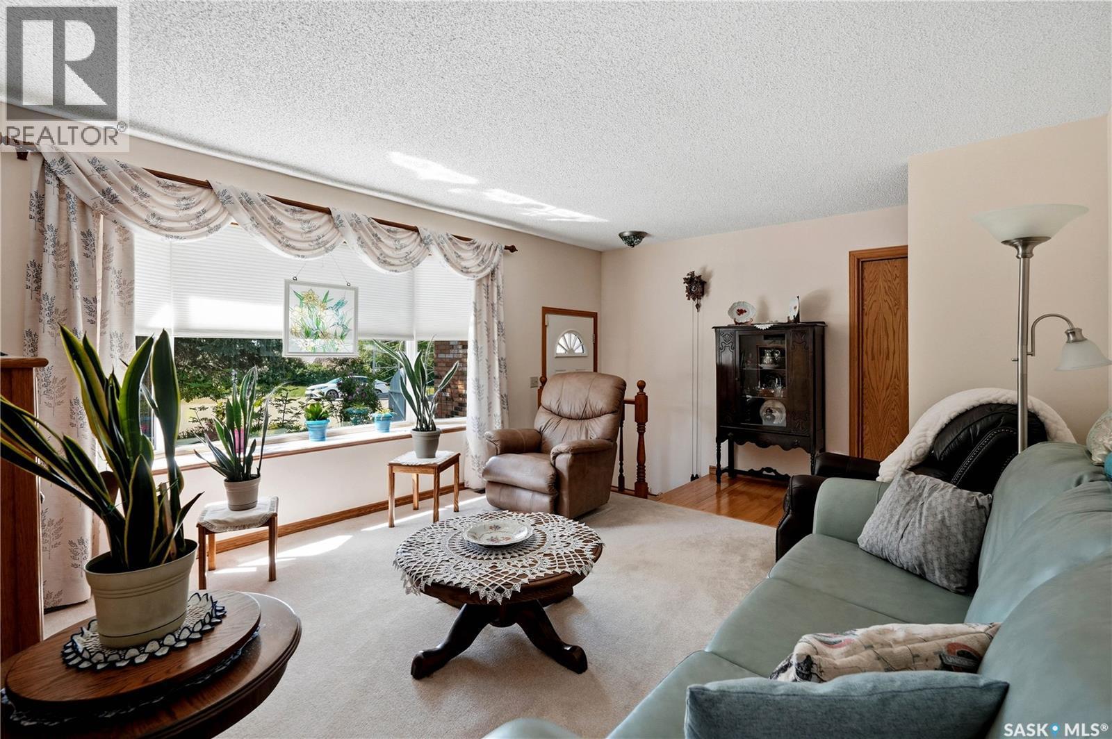 710 3Rd Avenue, Pilot Butte, SK