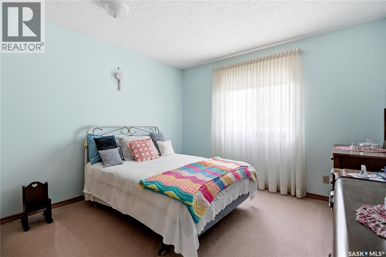 710 3Rd Avenue, Pilot Butte, SK