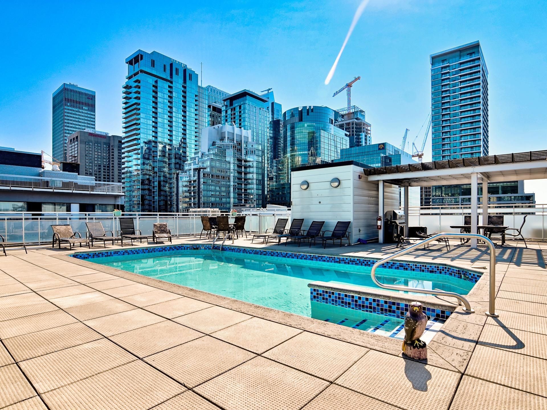 Pool - 604-1235 Rue Bishop, Montréal (Ville-Marie), QC
