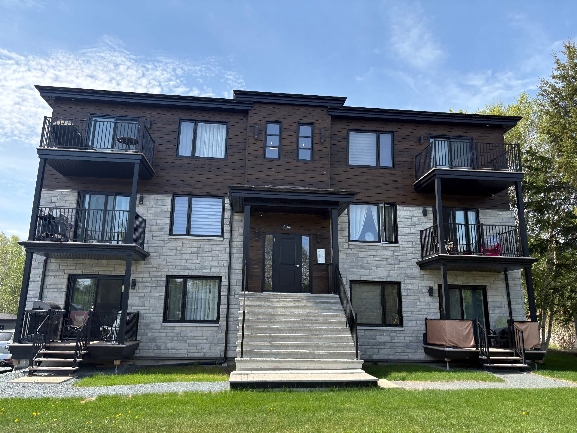 Façade - 2-664 Av. Ste-Bernadette, Rouyn-Noranda, QC
