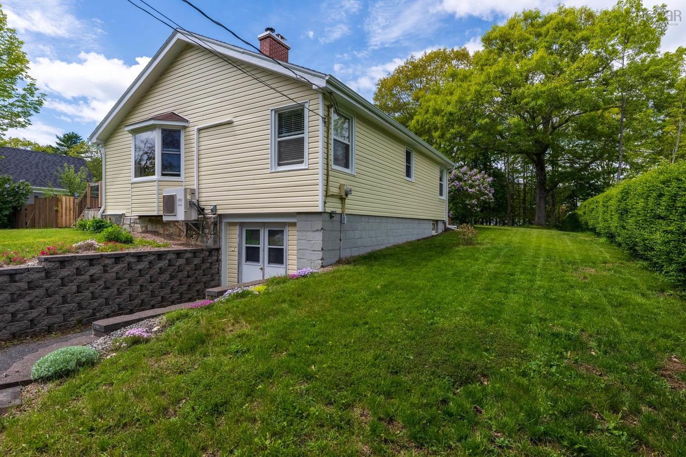 90 Crescent Street, Bridgewater, NS