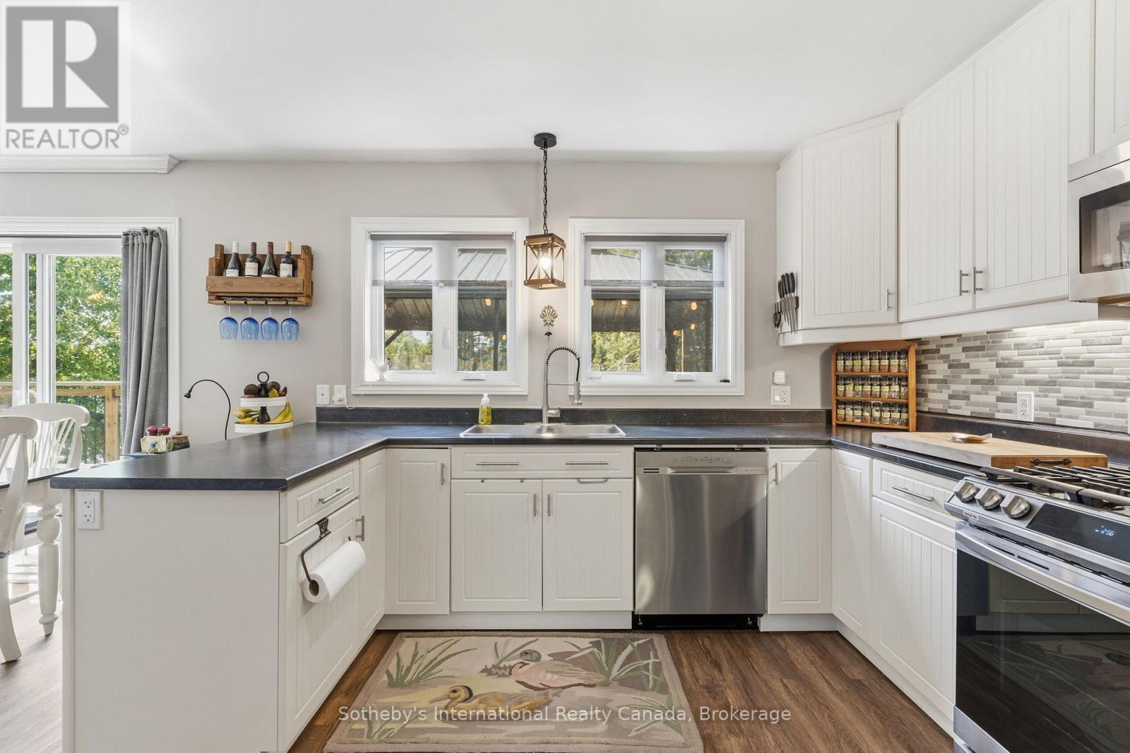 8 Lakeview Crescent, Mckellar, ON - Indoor Photo Showing Kitchen With Double Sink