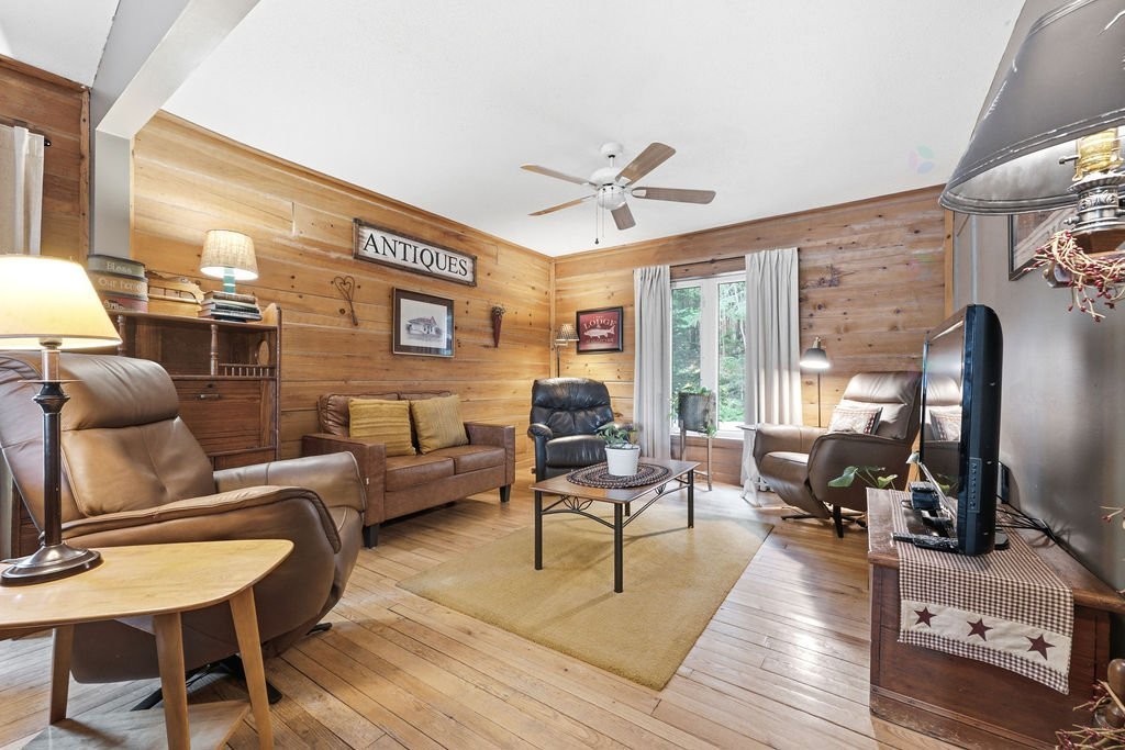 Family Room - 28 Ch. Mitchell, Otter Lake, QC