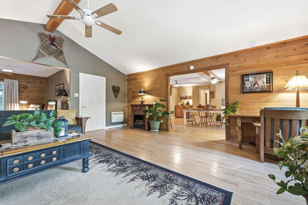Family Room - 28 Ch. Mitchell, Otter Lake, QC