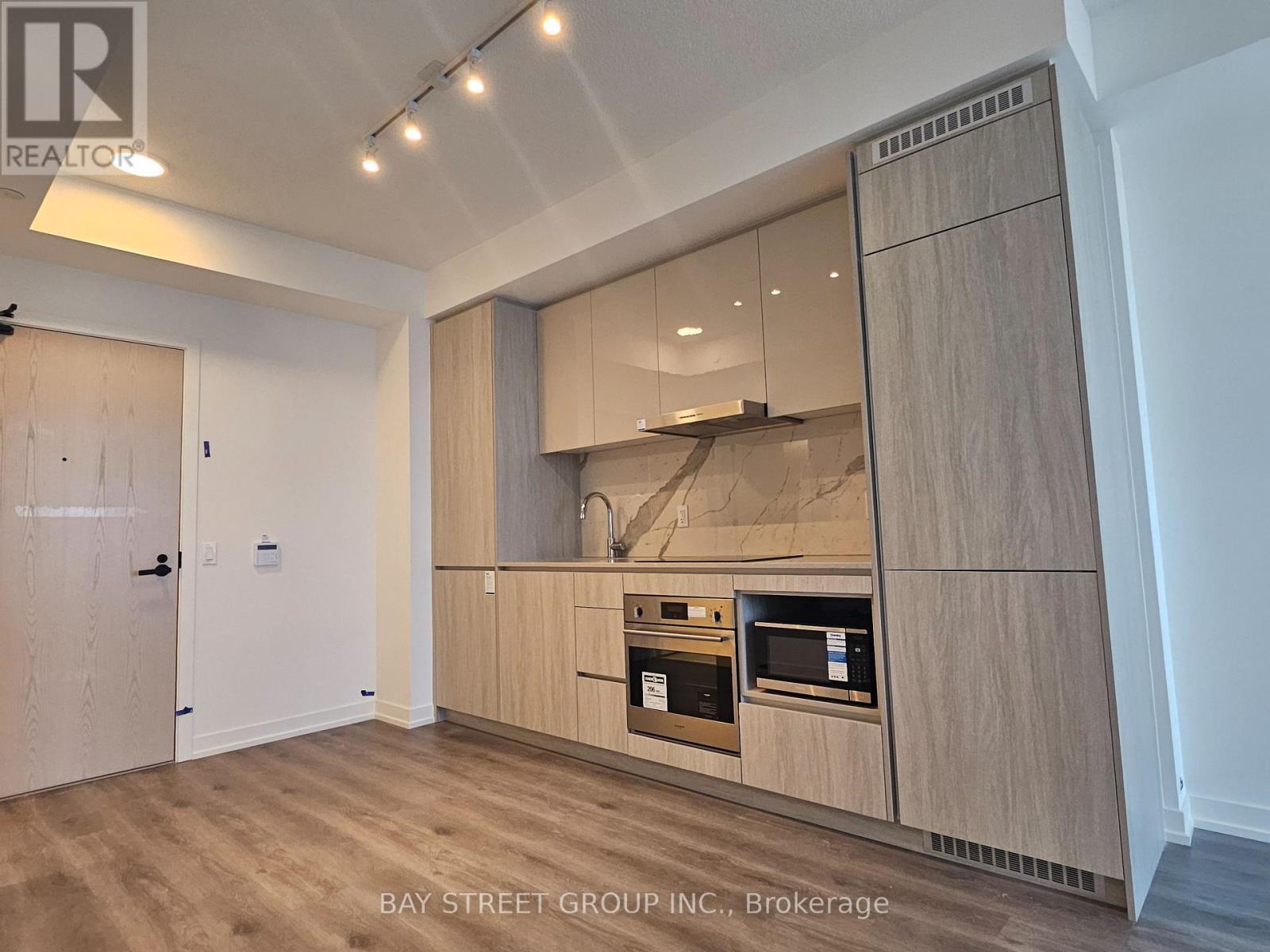 1611 - 28 Interchange Way, Vaughan, ON