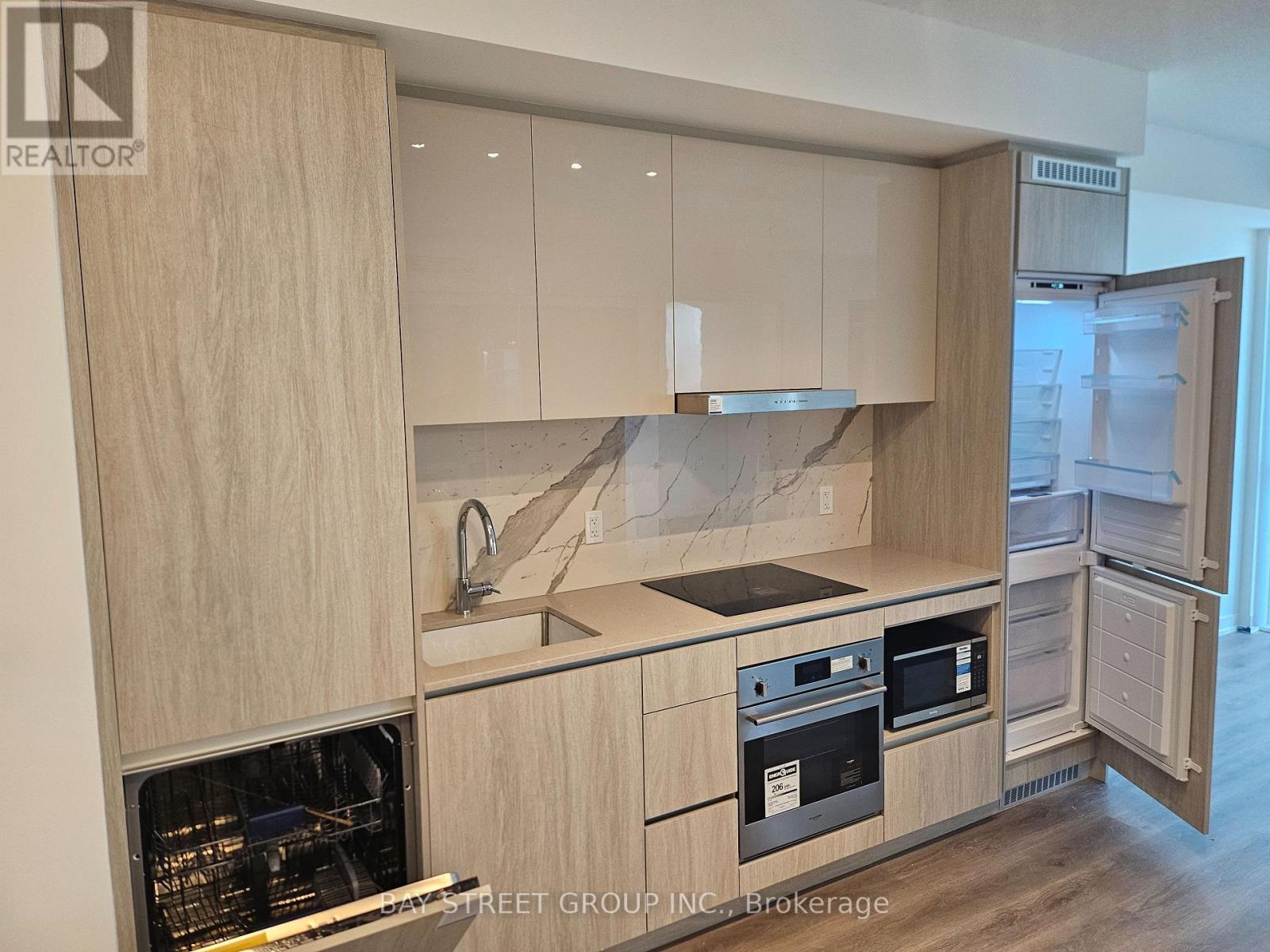 1611 - 28 Interchange Way, Vaughan, ON