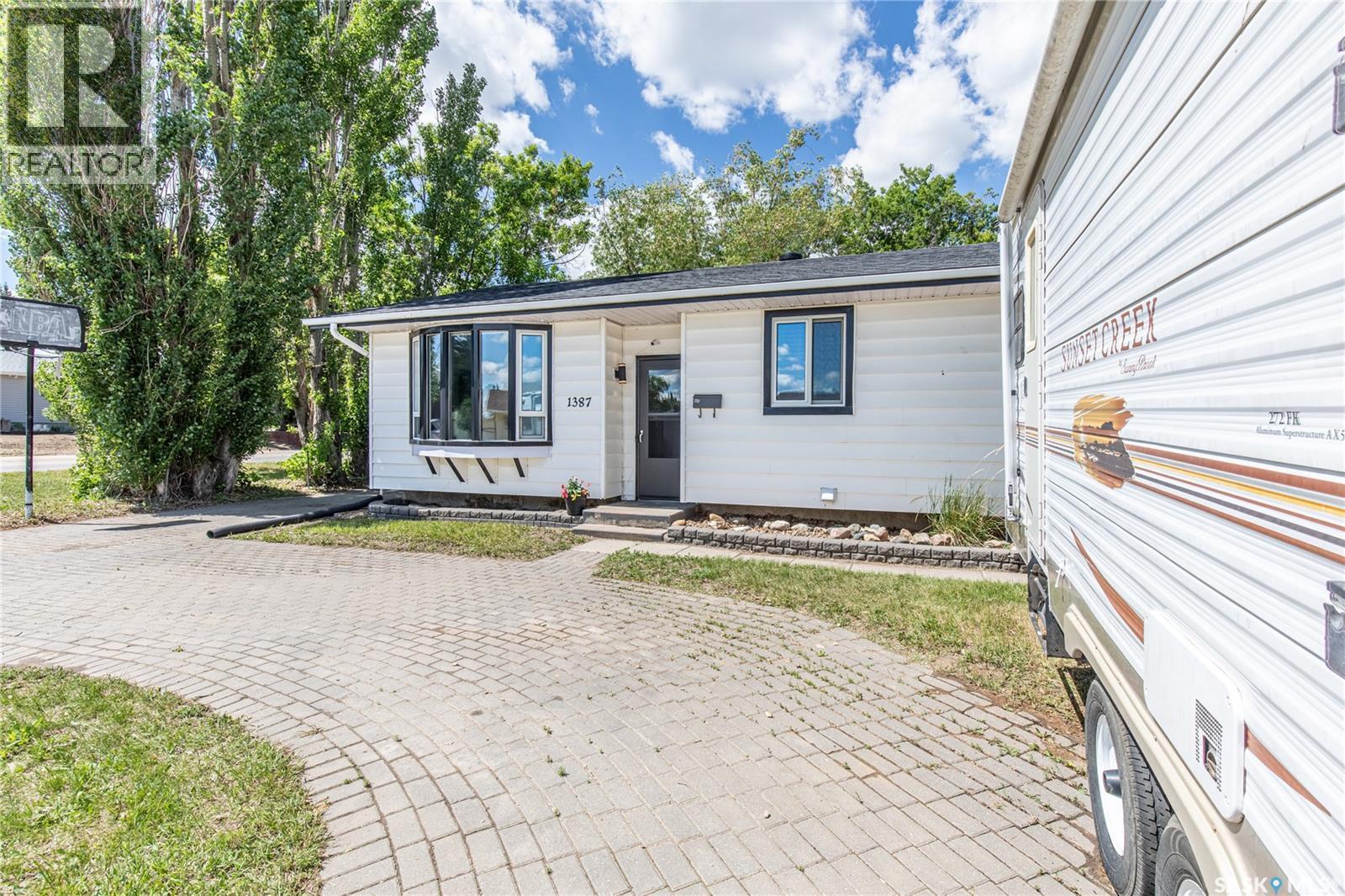1387 Manitou Crescent, Moose Jaw, SK