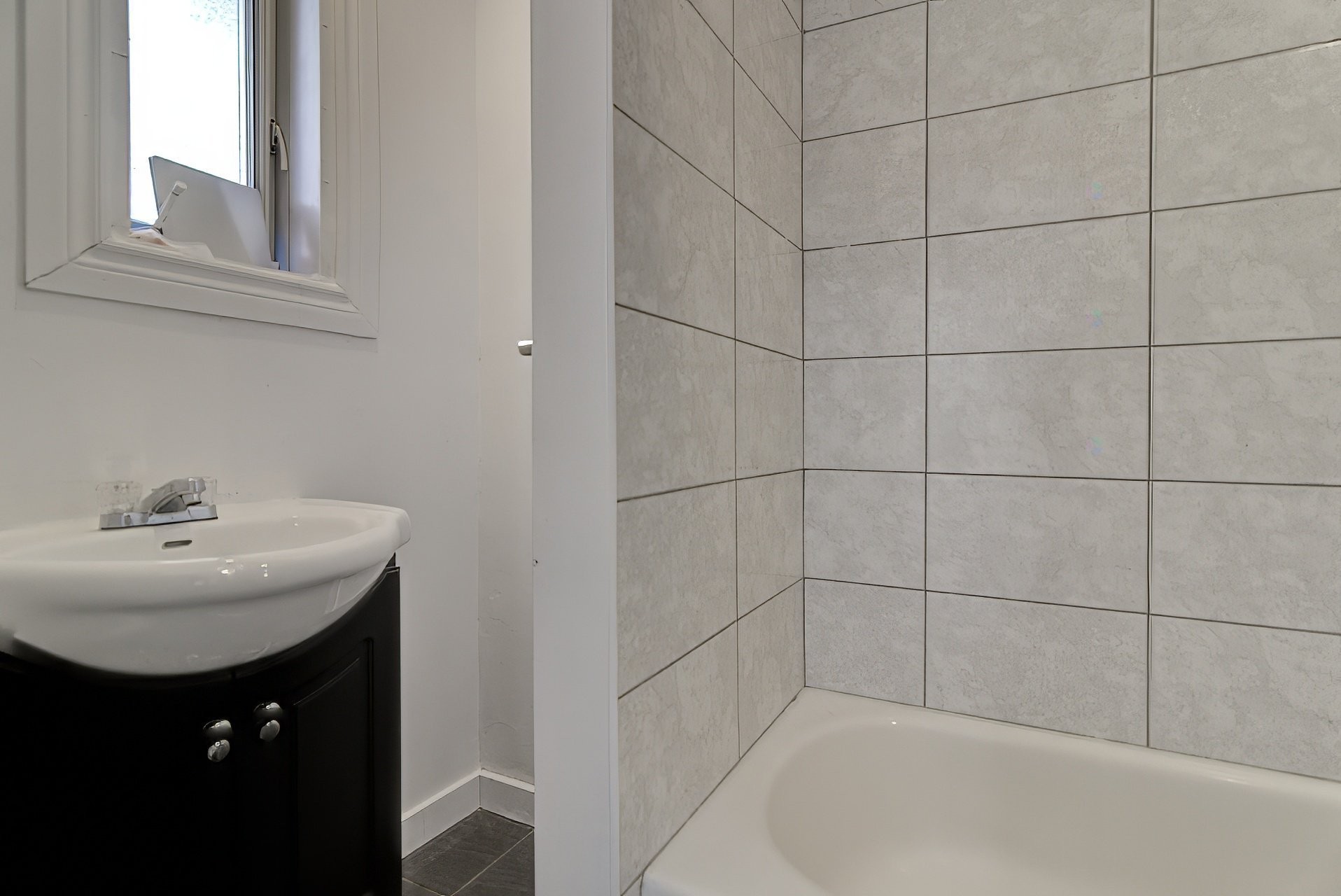 Bathroom - 8621 Rue St-Denis, Montréal (Villeray/Saint-Michel/Parc-Extension), QC