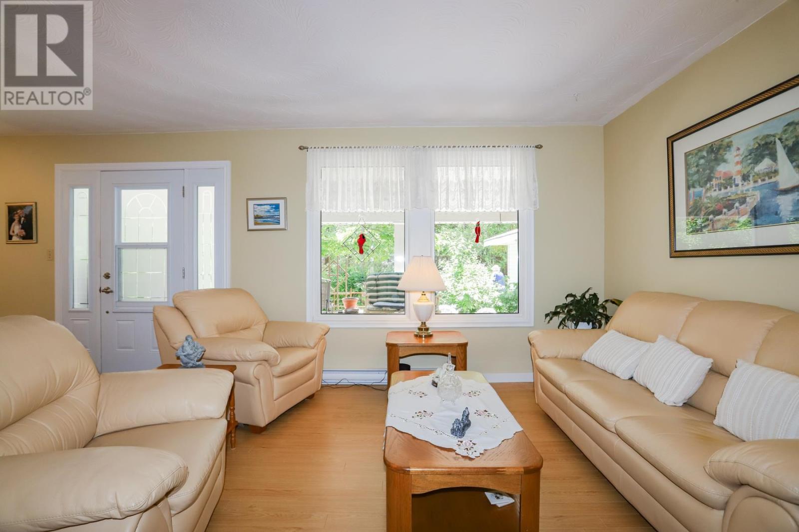 2370 Base Line Rd, Prince Township, ON - Indoor Photo Showing Living Room