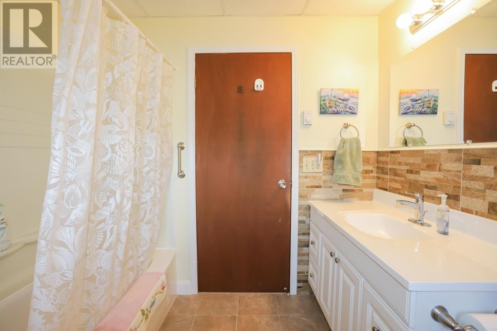 2370 Base Line Rd, Prince Township, ON - Indoor Photo Showing Bathroom