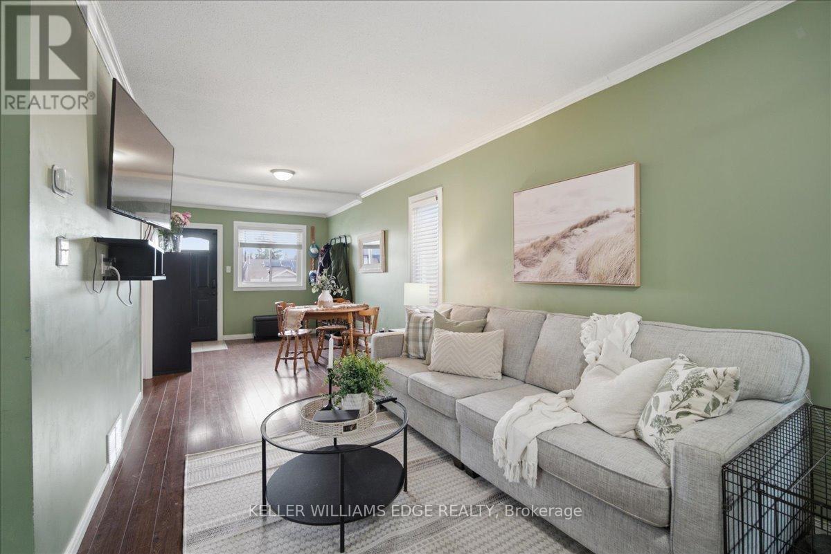 22 Delena Avenue N, Hamilton, ON - Indoor Photo Showing Living Room