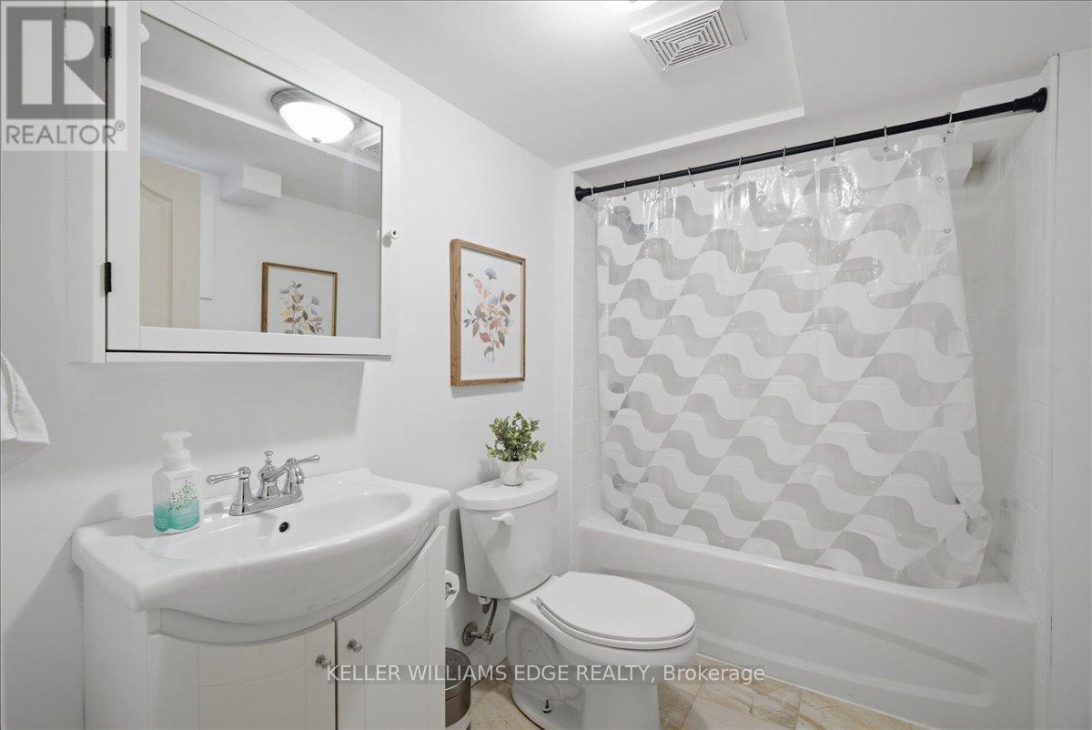 22 Delena Avenue N, Hamilton, ON - Indoor Photo Showing Bathroom