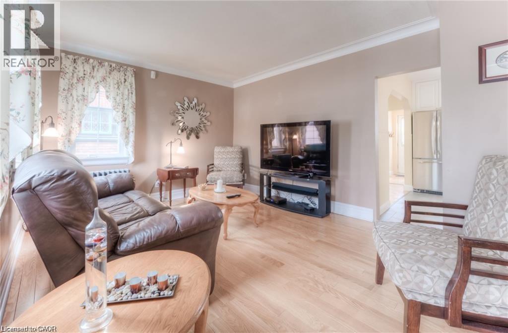 465 Nyberg Street, Kitchener, ON - Indoor Photo Showing Living Room