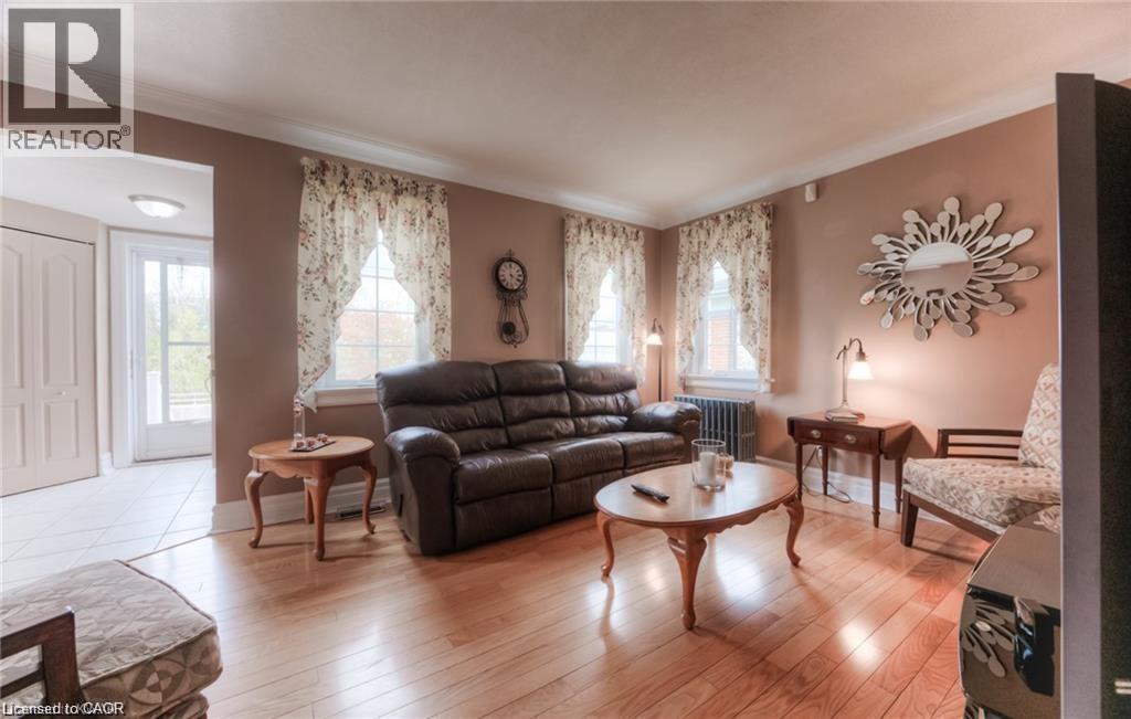 465 Nyberg Street, Kitchener, ON - Indoor Photo Showing Living Room