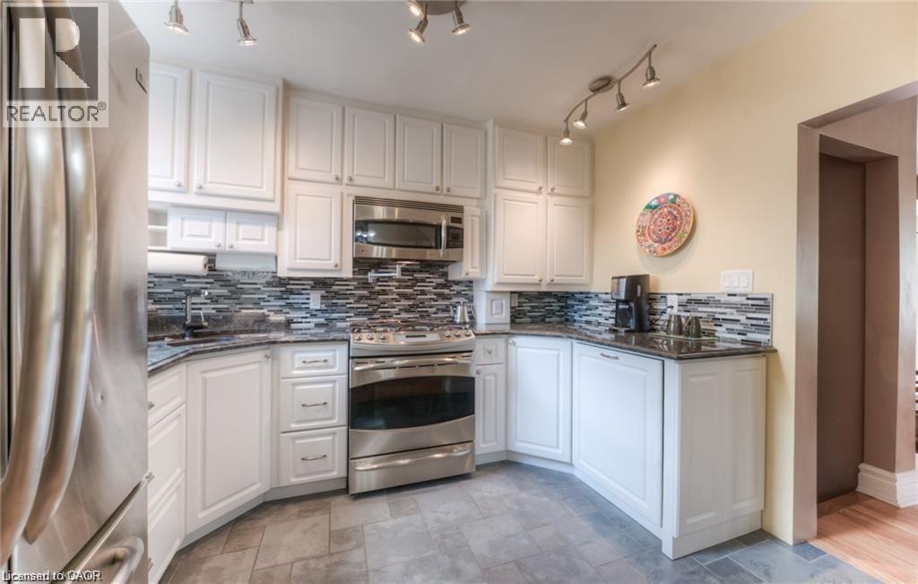 465 Nyberg Street, Kitchener, ON - Indoor Photo Showing Kitchen With Stainless Steel Kitchen With Upgraded Kitchen