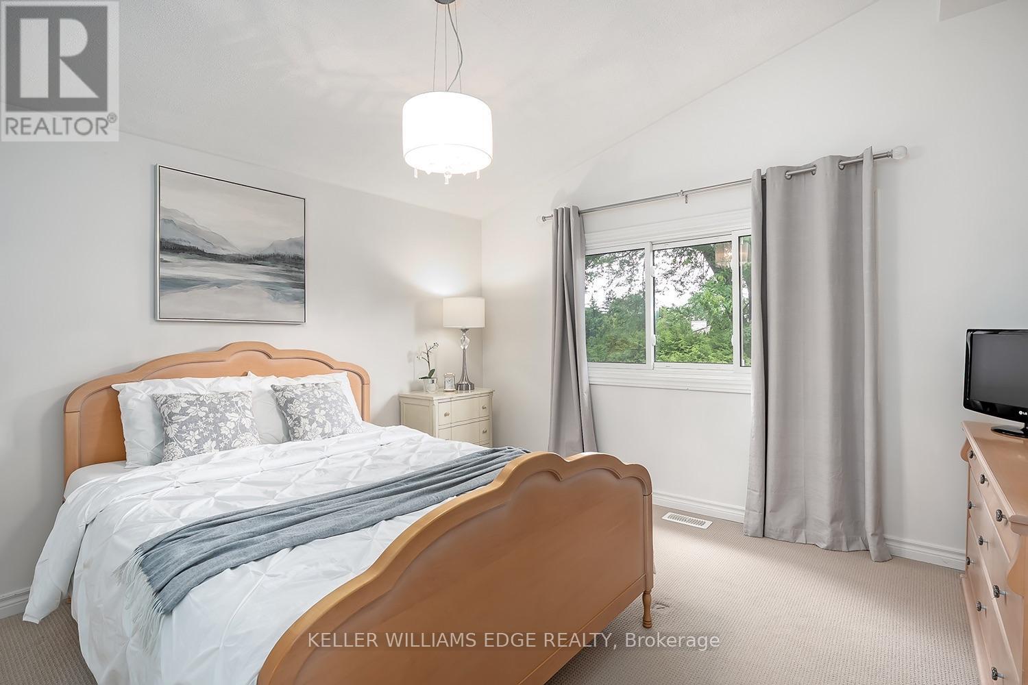 280 Penn Drive, Burlington, ON - Indoor Photo Showing Bedroom