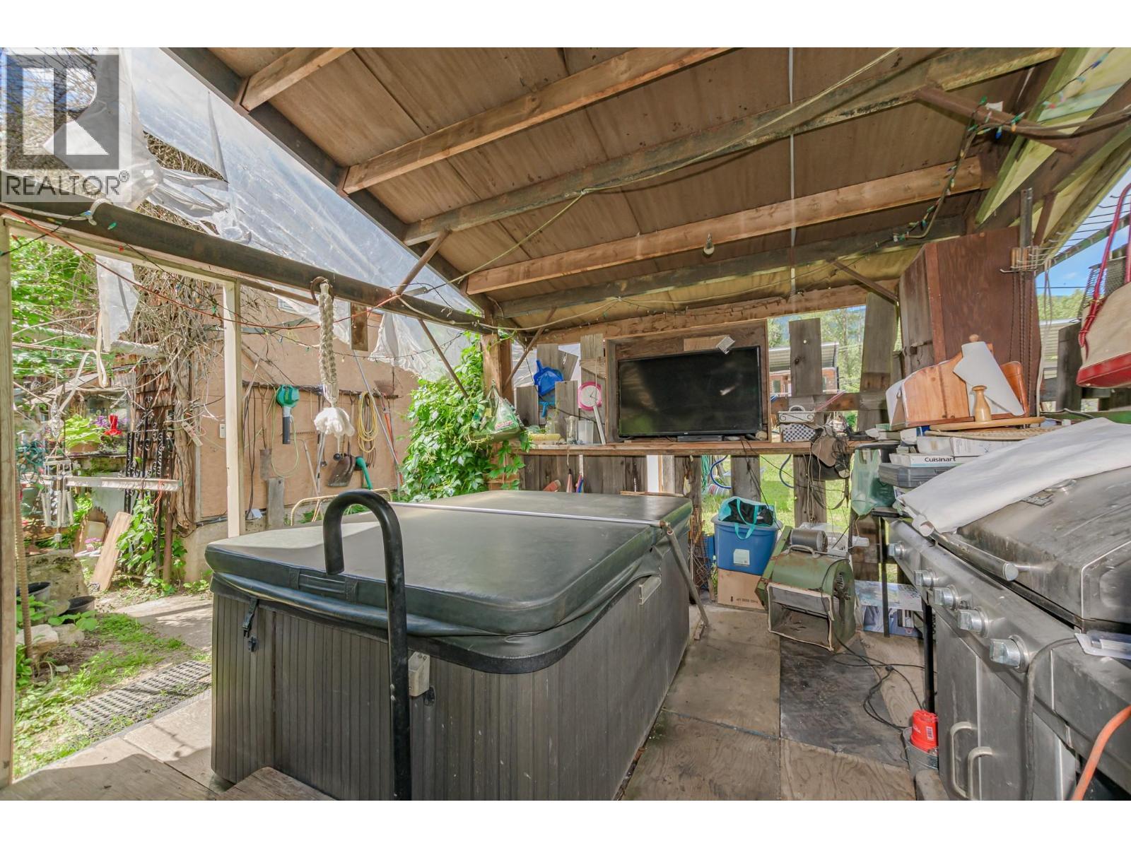 1940 Trans Can Highway, Sicamous, BC - Indoor Photo Showing Laundry Room