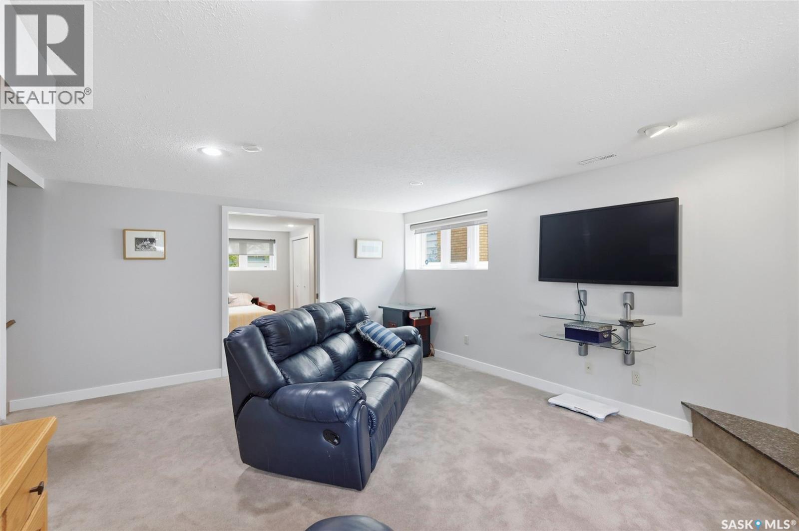 516 Lake Crescent, Saskatoon, SK
