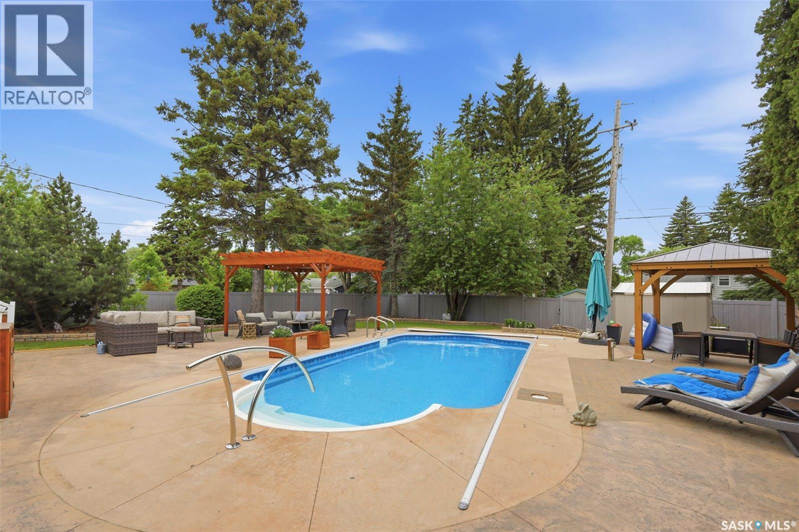 516 Lake Crescent, Saskatoon, SK