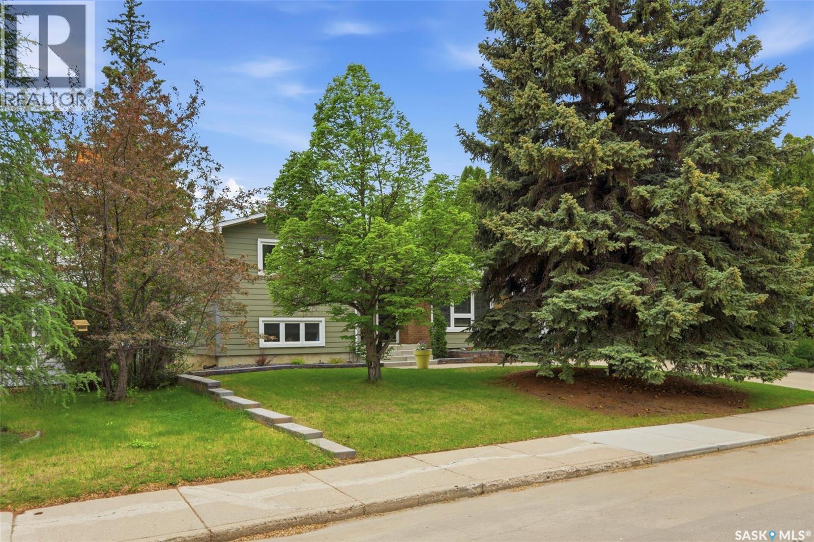 516 Lake Crescent, Saskatoon, SK