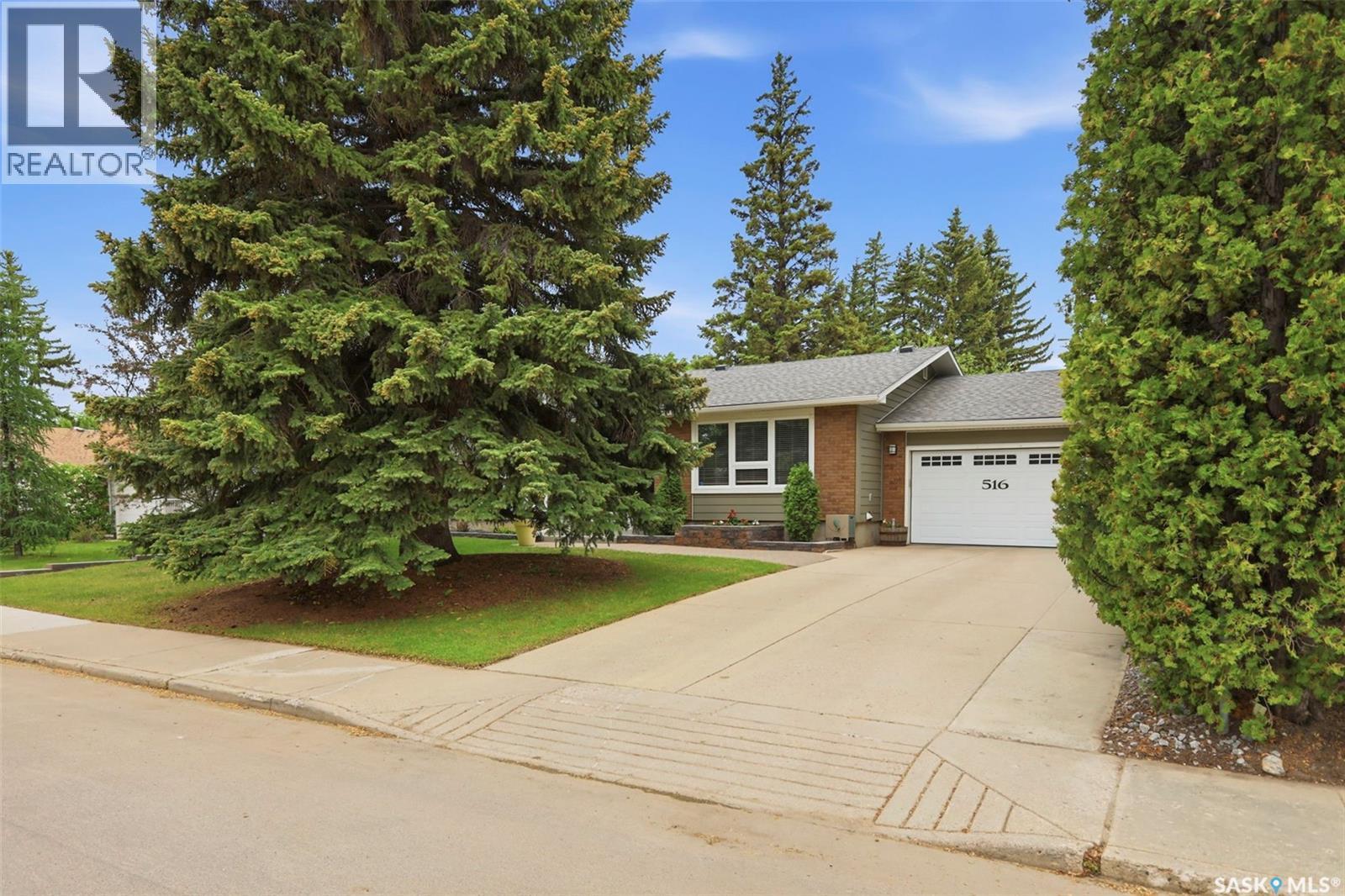 516 Lake Crescent, Saskatoon, SK