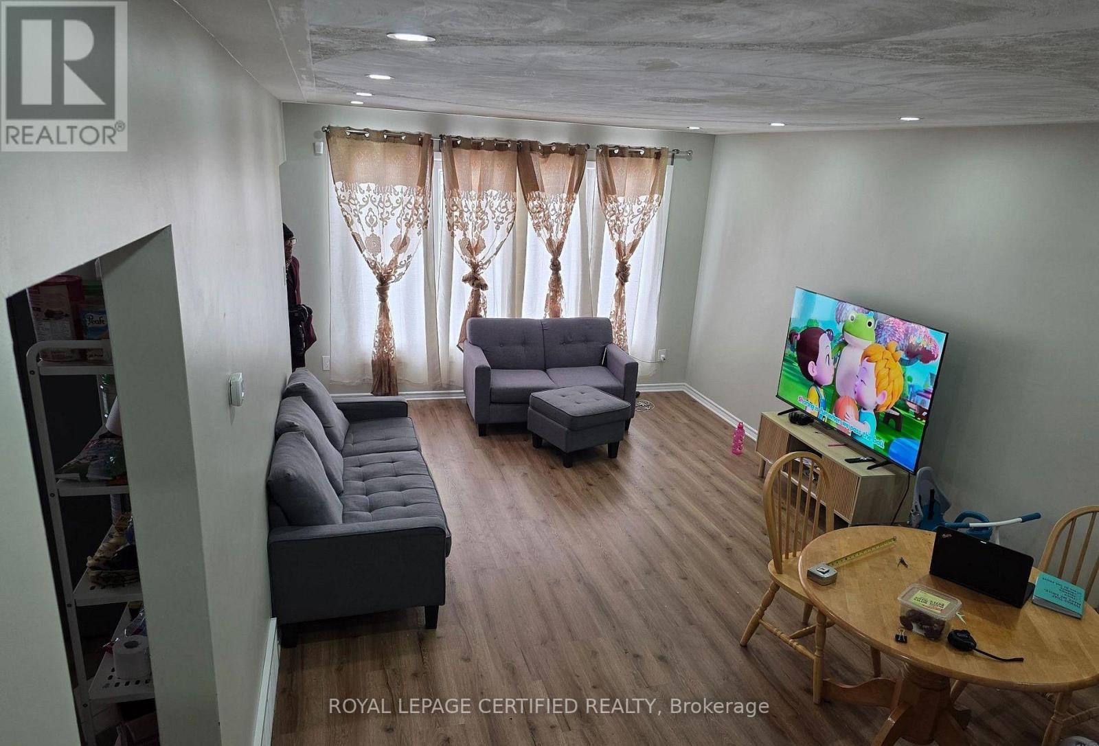 2 Rideau Crescent, Hamilton, ON