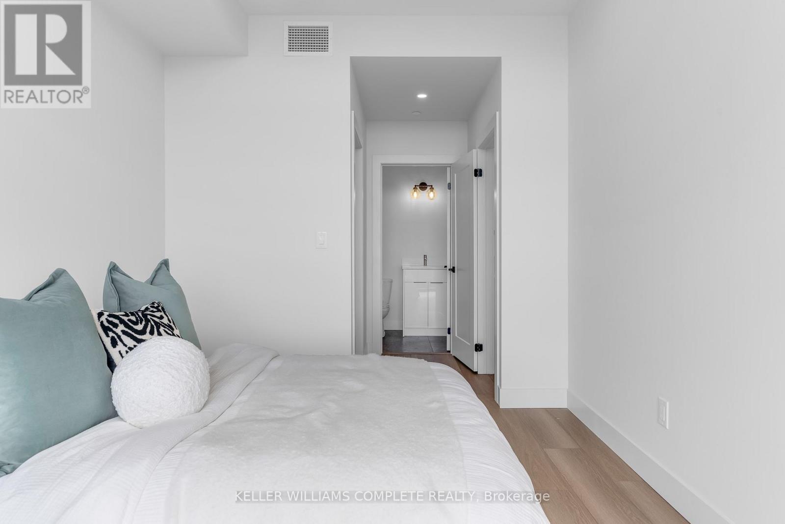 FT. WALK-IN CLOSET AND ENSUITE BATH - 809 - 24 Augusta Street, Hamilton, ON