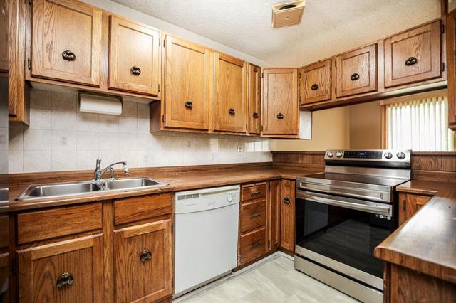 103 Lake Village Rd, Winnipeg, MB - Indoor Photo Showing Kitchen With Double Sink