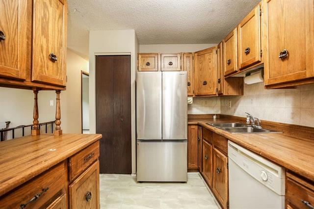 103 Lake Village Rd, Winnipeg, MB - Indoor Photo Showing Kitchen With Double Sink