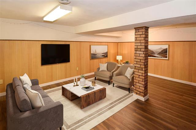 103 Lake Village Rd, Winnipeg, MB - Indoor Photo Showing Living Room