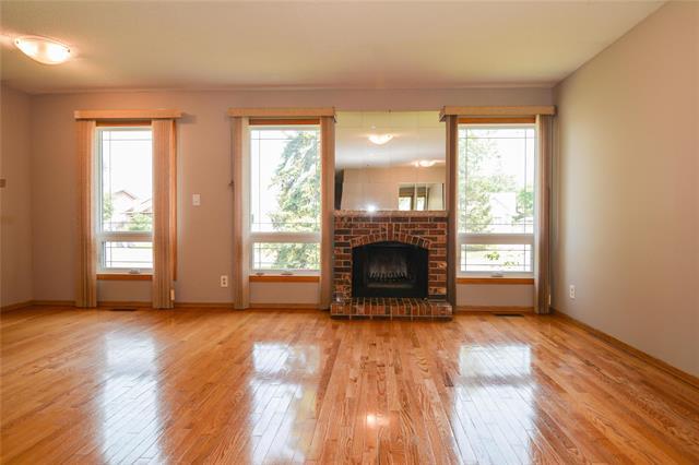 103 Lake Village Rd, Winnipeg, MB - Indoor Photo Showing Living Room With Fireplace