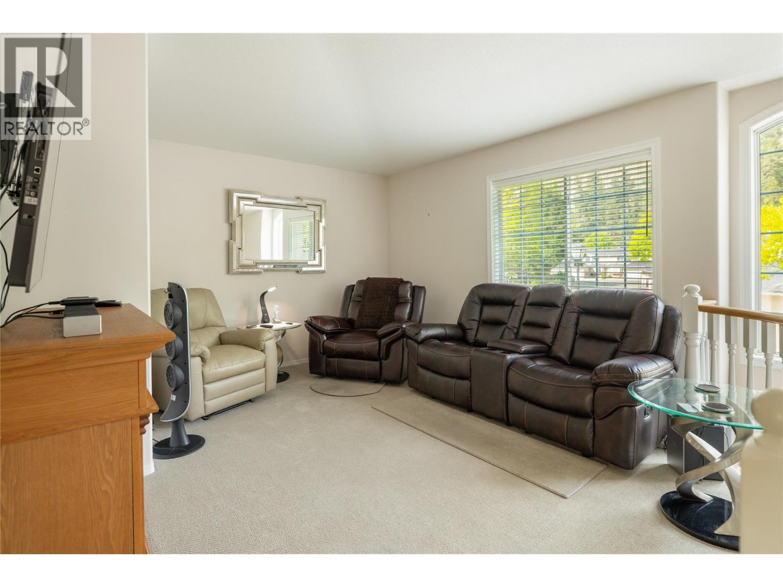 527 Yates Road Unit# 13, Kelowna, BC - Indoor Photo Showing Living Room