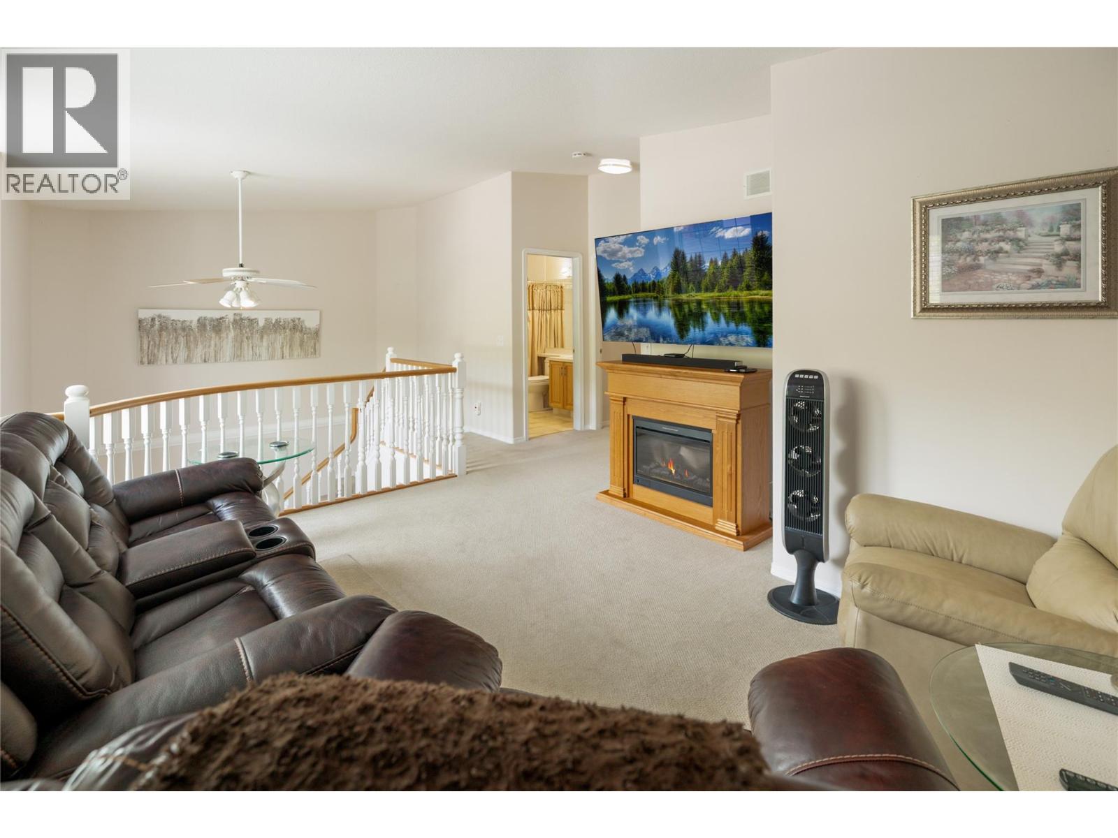 527 Yates Road Unit# 13, Kelowna, BC - Indoor Photo Showing Living Room With Fireplace