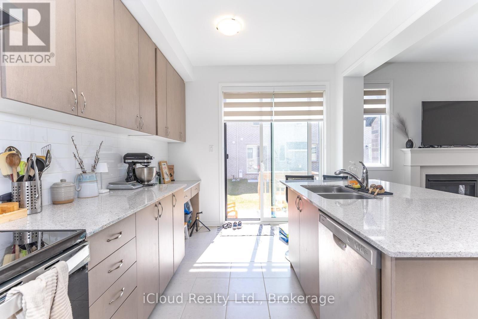 302 Calla Point, Milton, ON - Indoor Photo Showing Kitchen With Double Sink With Upgraded Kitchen