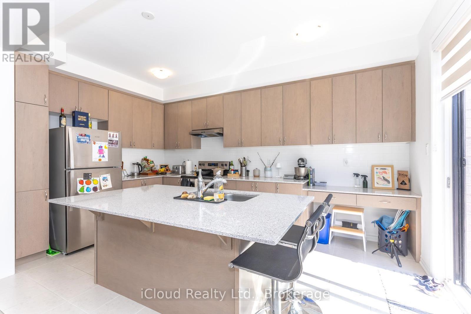 302 Calla Point, Milton, ON - Indoor Photo Showing Kitchen With Upgraded Kitchen