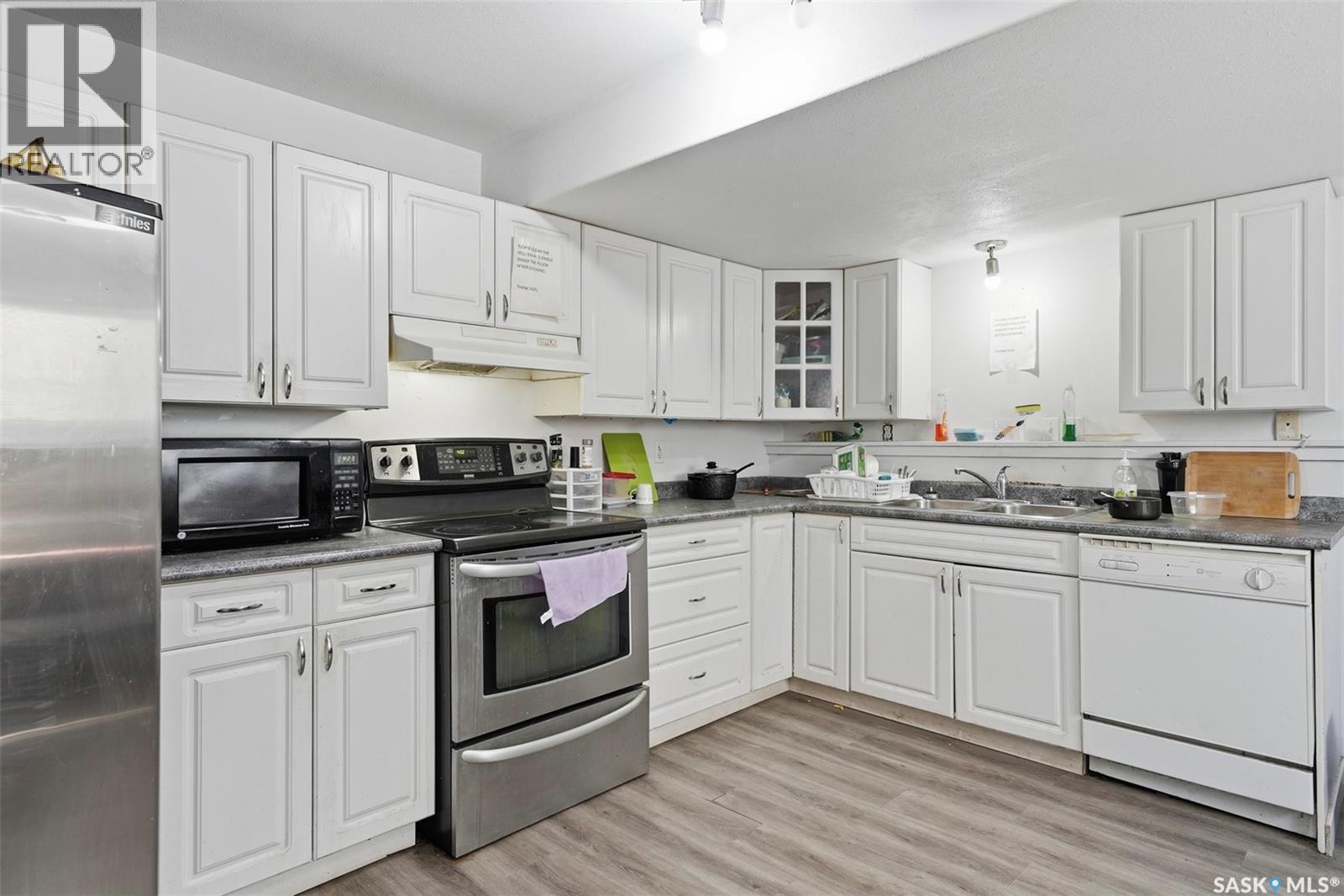 408 L Avenue N, Saskatoon, SK - Indoor Photo Showing Kitchen With Double Sink