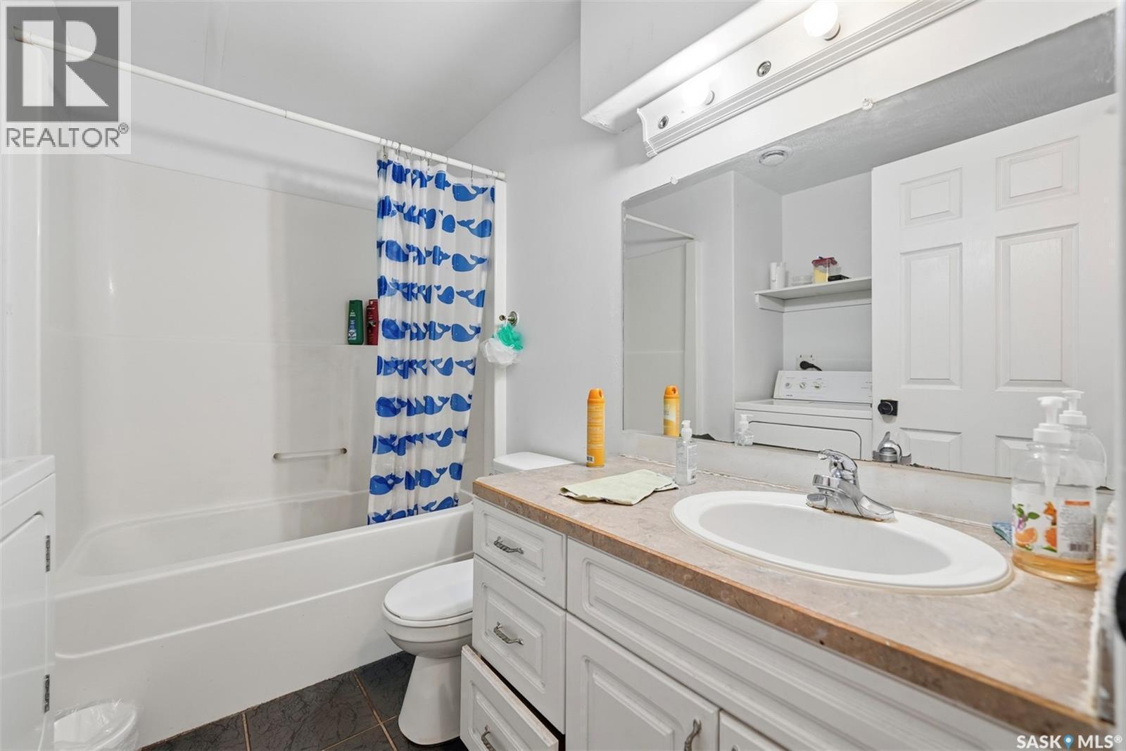 408 L Avenue N, Saskatoon, SK - Indoor Photo Showing Bathroom