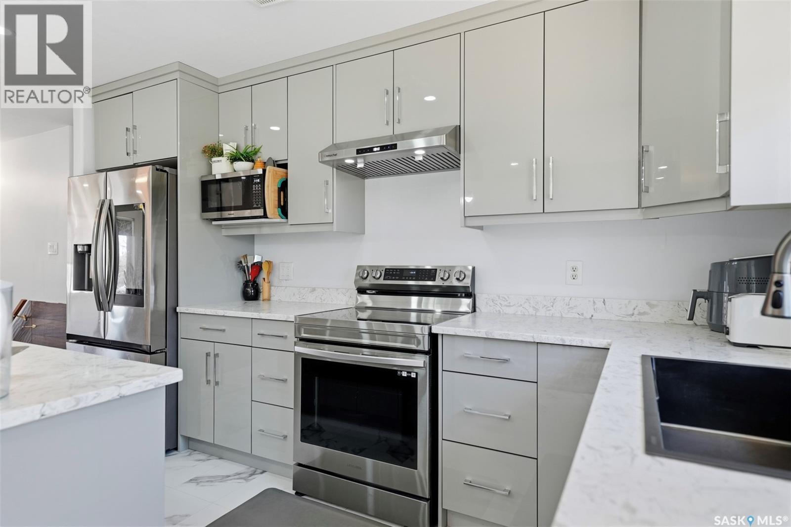 408 L Avenue N, Saskatoon, SK - Indoor Photo Showing Kitchen With Upgraded Kitchen