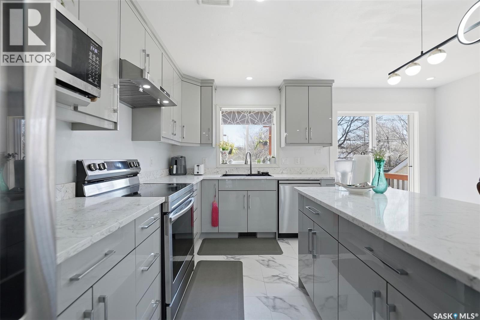 408 L Avenue N, Saskatoon, SK - Indoor Photo Showing Kitchen With Upgraded Kitchen