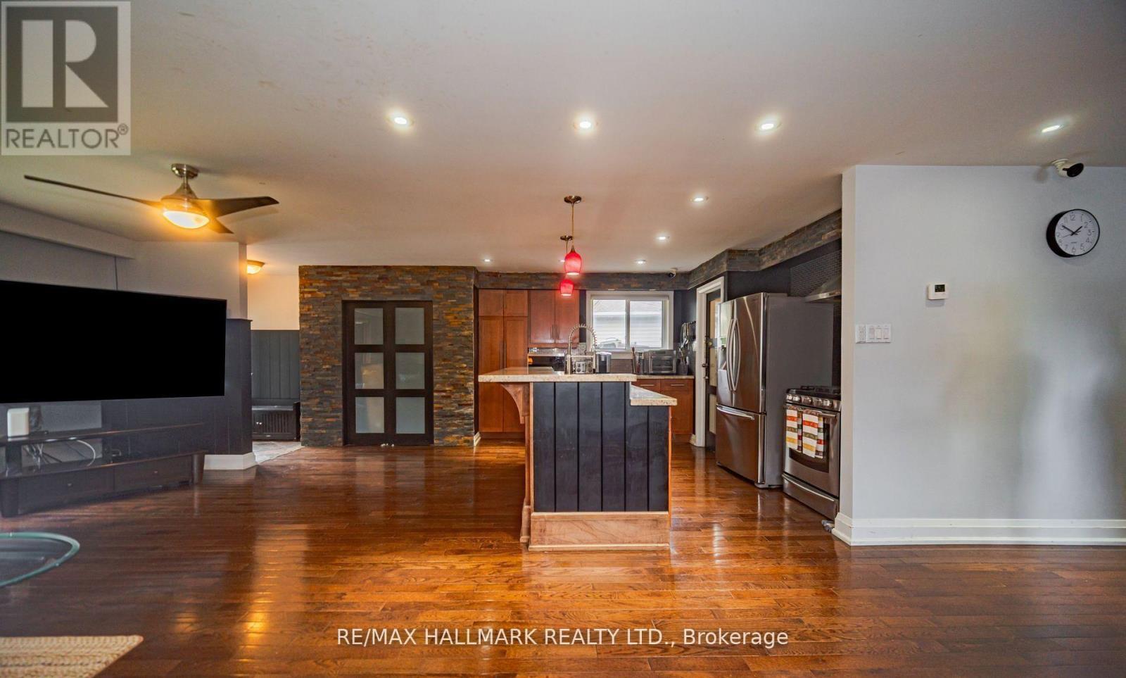 4 Devins Drive, Aurora, ON - Indoor