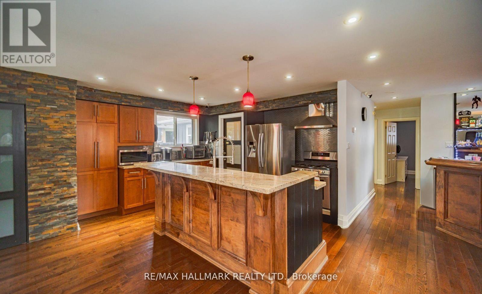 4 Devins Drive, Aurora, ON - Indoor Photo Showing Kitchen With Upgraded Kitchen
