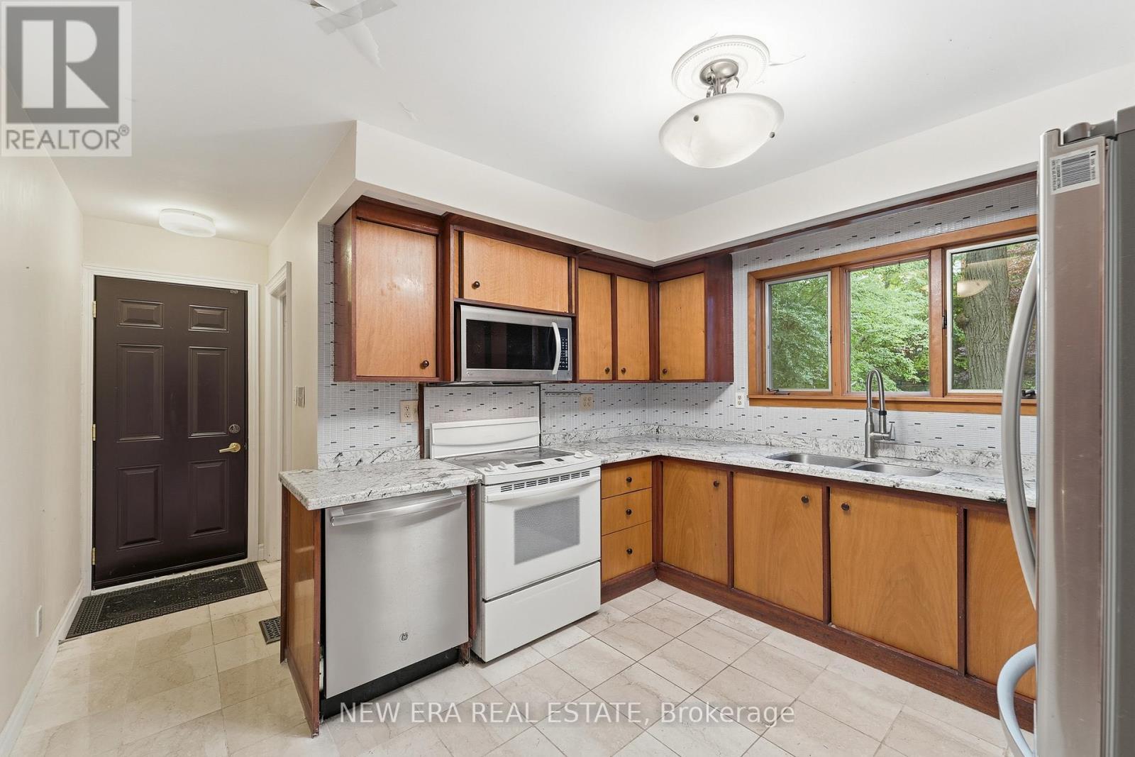 508 Cliffview Road, Pickering, ON - Indoor Photo Showing Kitchen With Double Sink