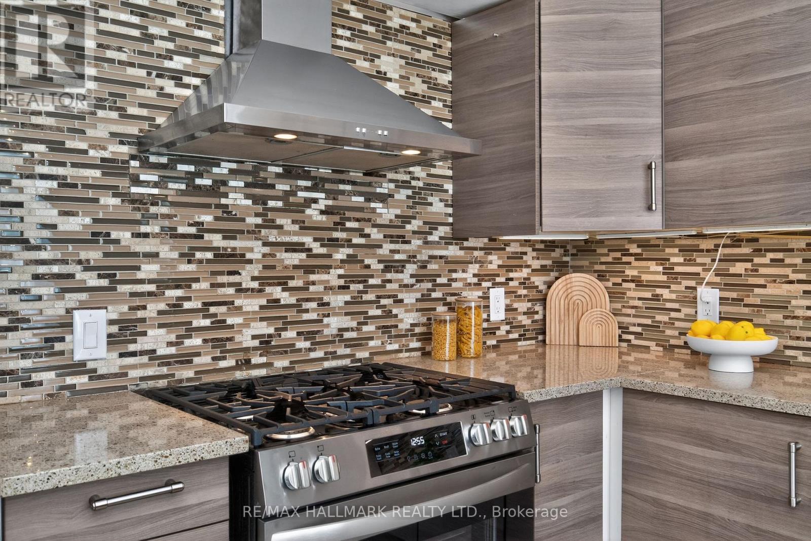 New Gas Range - 10 Musquake Court, Tiny, ON - Indoor Photo Showing Kitchen With Upgraded Kitchen