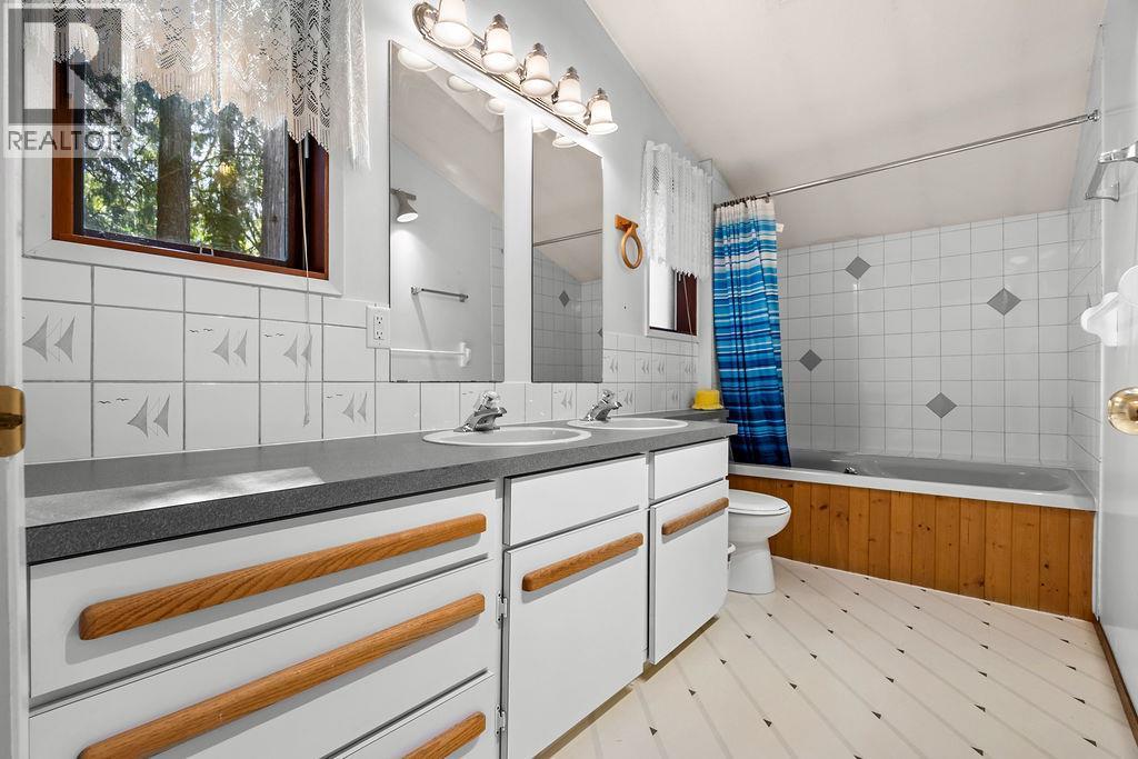 133 Springbend Road, Enderby, BC - Indoor Photo Showing Bathroom