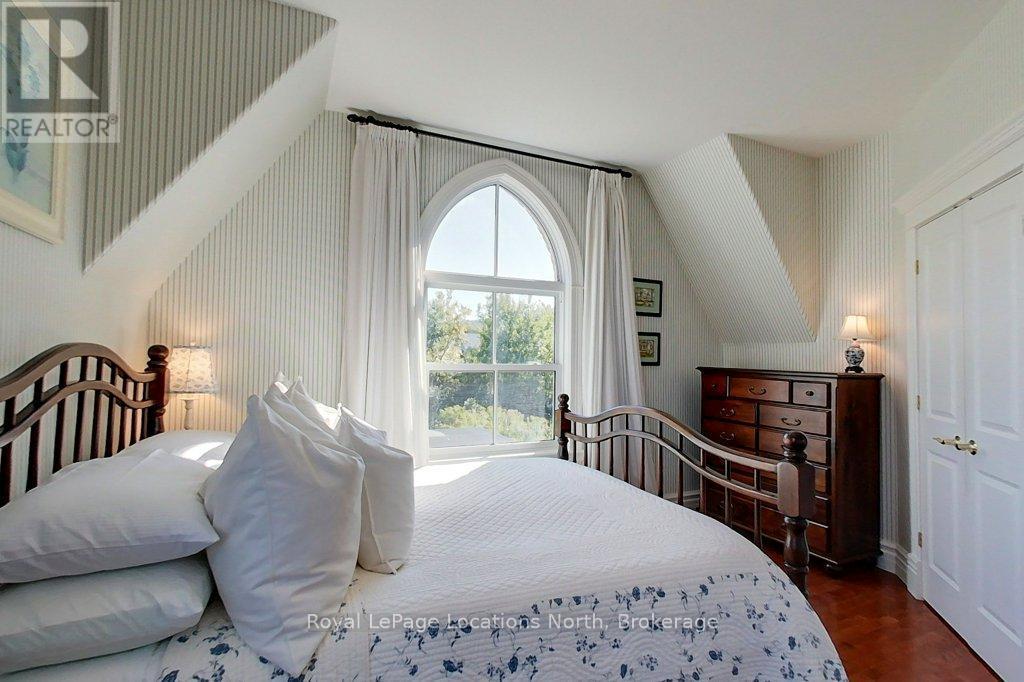 202 Snowbridge Way, Blue Mountains, ON - Indoor Photo Showing Bedroom